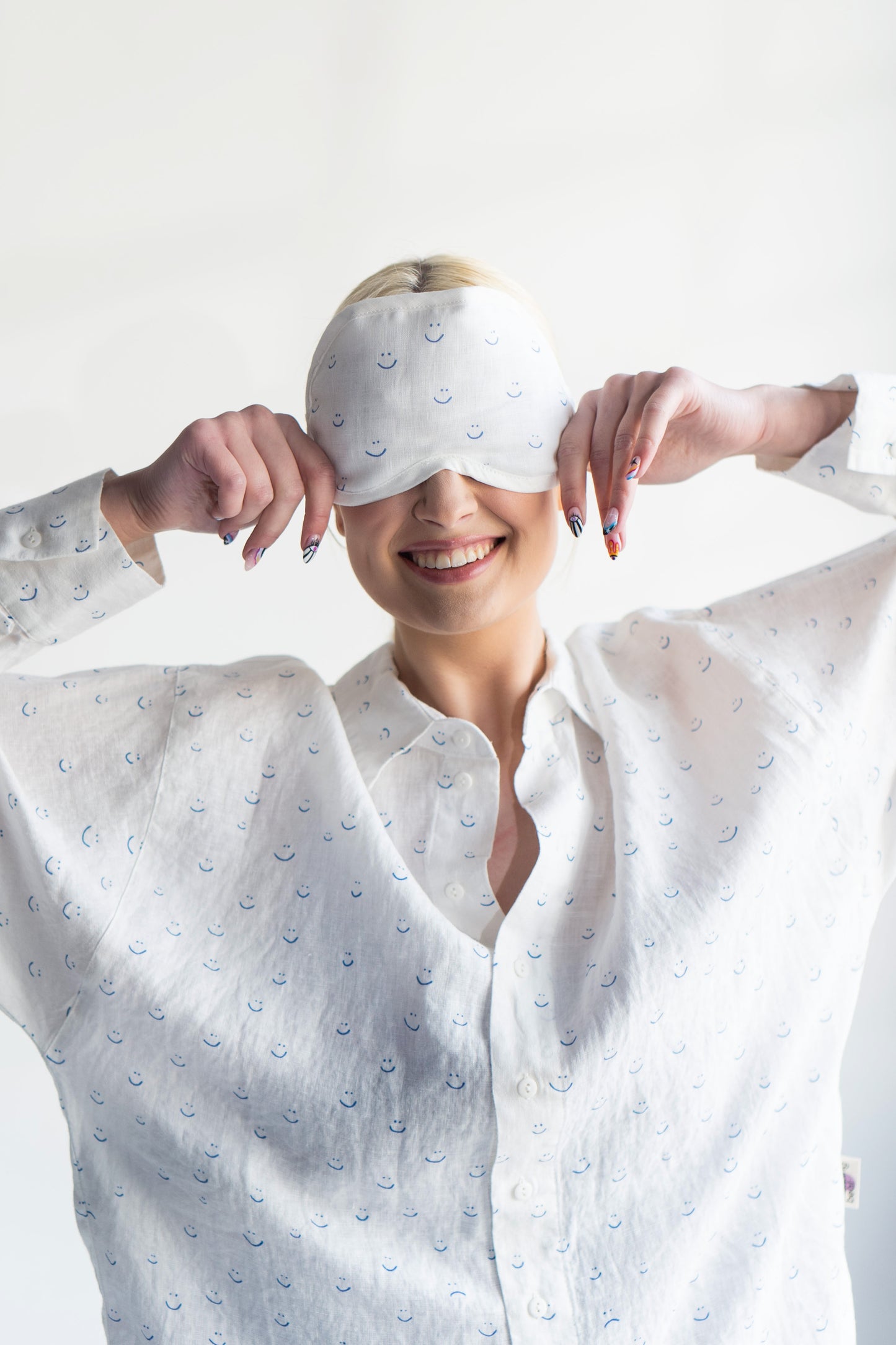 Sleeping eye mask with cherry pits