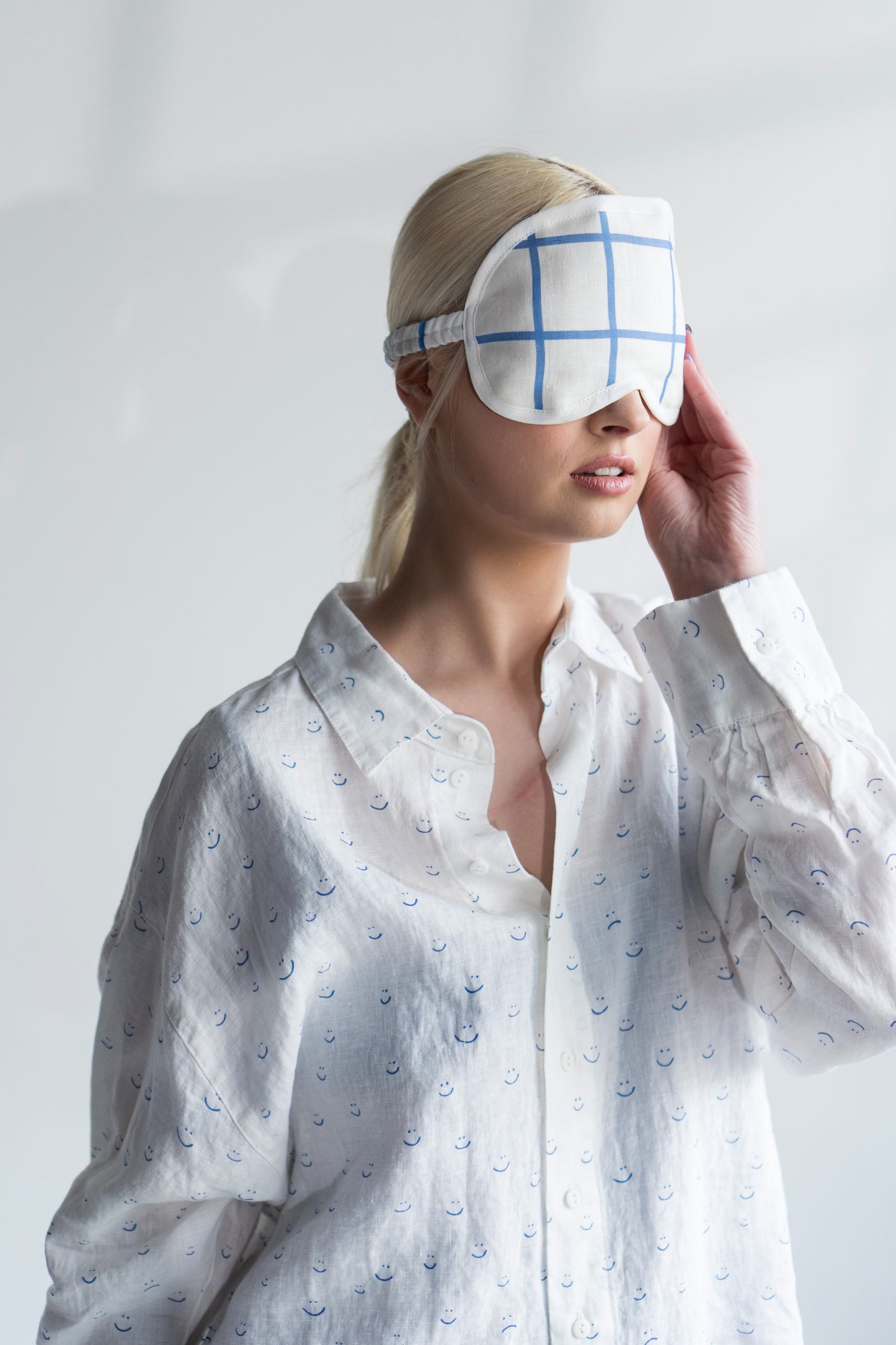 Sleeping eye mask with cherry pits