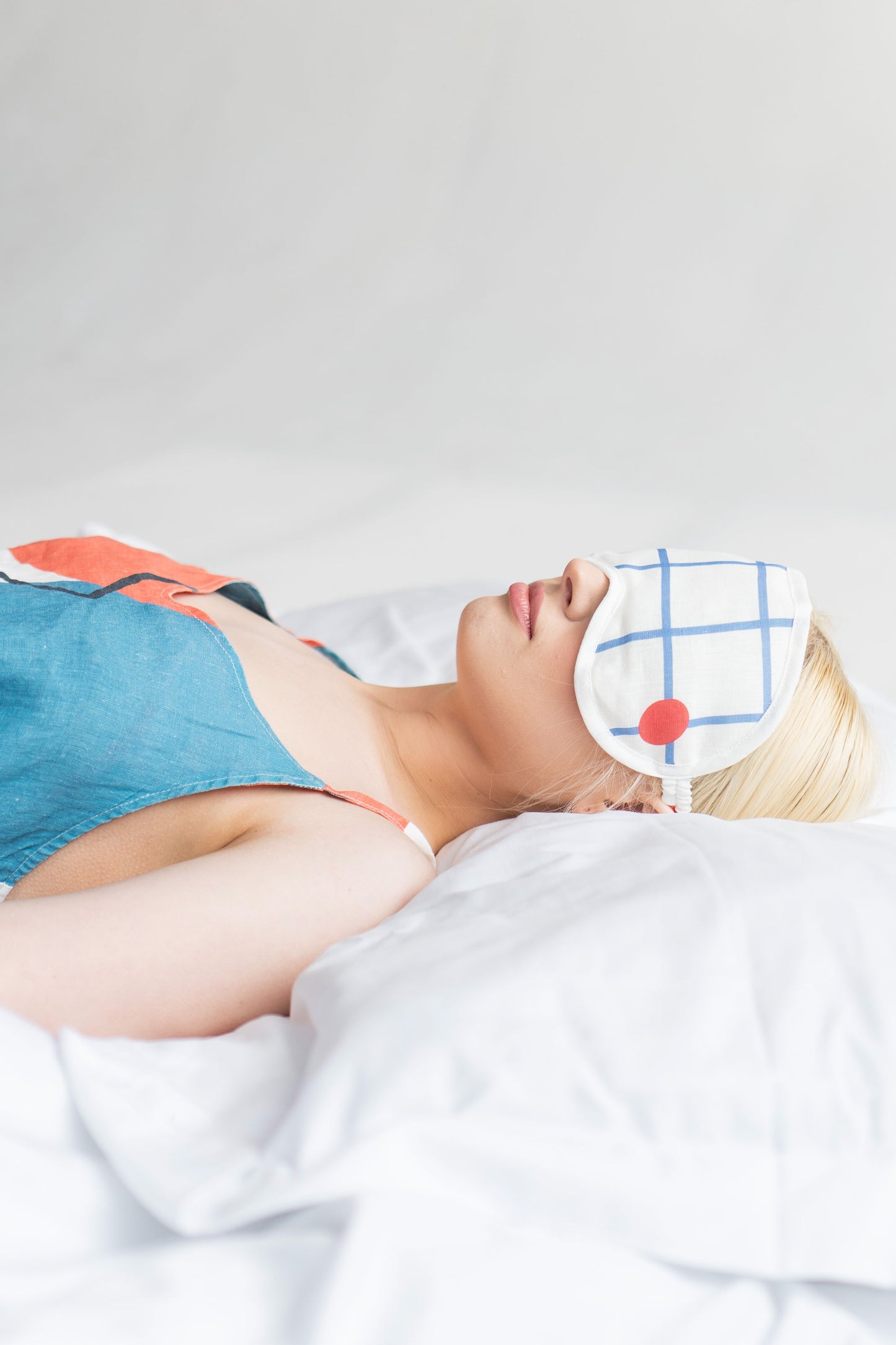 Sleeping eye mask with cherry pits